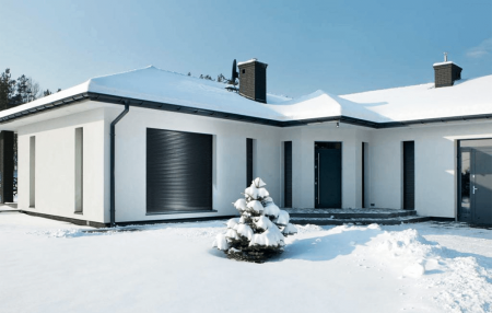 Maison équipée de volets monobloc gris anthracite - RAL 7016