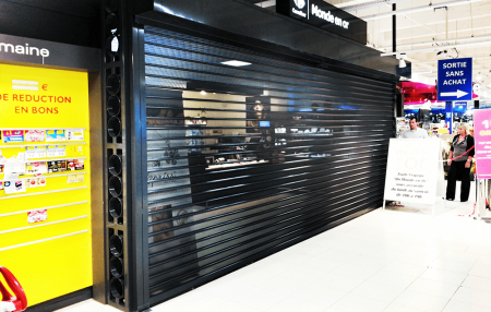 Grille de magasin micro-perforé en Alu laqué RAL 9005