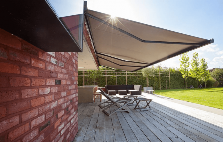Terrasse équipée d'une double tente solaire Tela