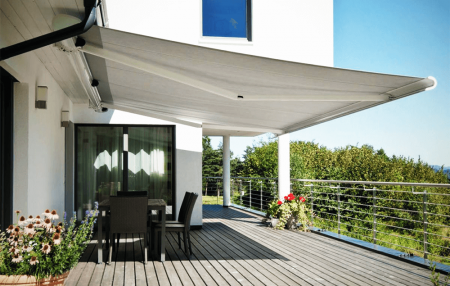 Terrasse équipée d'une tente solaire CLEO blanche