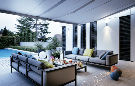 Terrasse équipée d'une tente solaire 