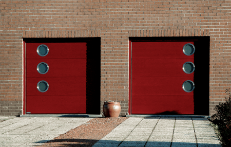 Porte de garage lisse microline avec hublots inox - RAL 3005