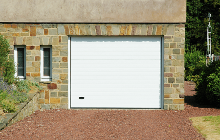 Porte de garage en stucco ligné - RAL 9016