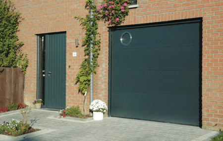 Porte de garage lisse microline avec hublot rond en inox - RAL 7016